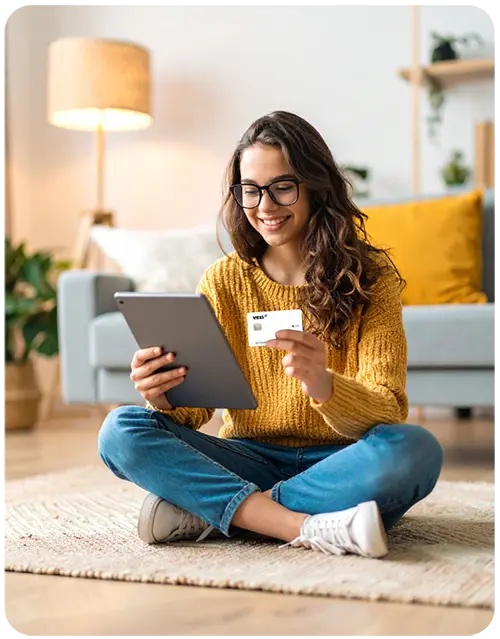 joven mujer con tarjeta de crédito Vexi American Express®