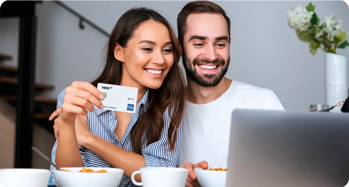 hombre y mujer con tarjeta Vexi American Express